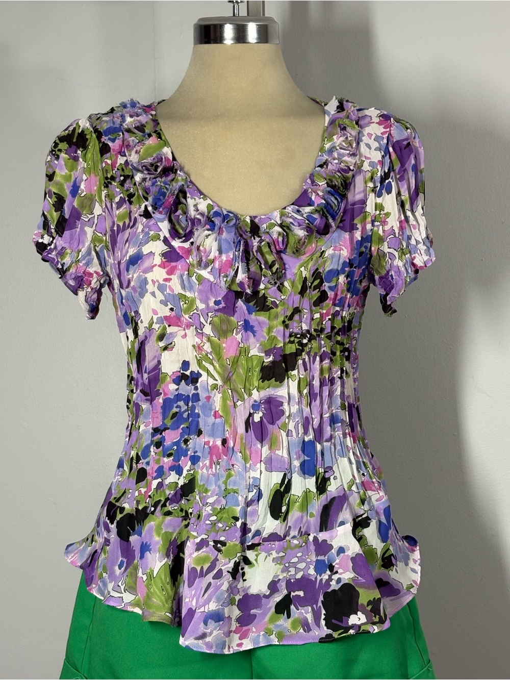 Sunny Leigh Floral Ruffle Scoop Neck Blouse in Purple Size M
